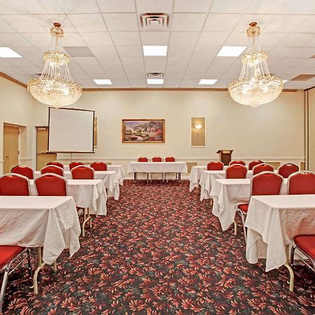 Ramada Inn Flemington Buitenkant foto