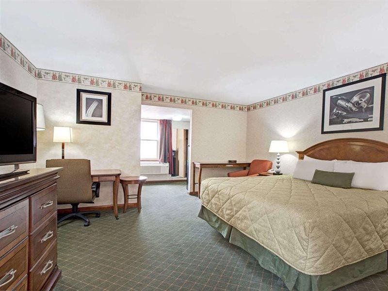 Ramada Inn Flemington Buitenkant foto